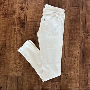 White Levi’s Slim Skinny Jeans